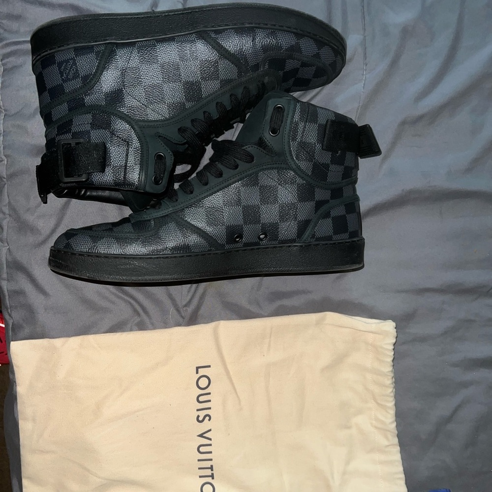 Designer Shoes (Louis Vuitton) Souliers